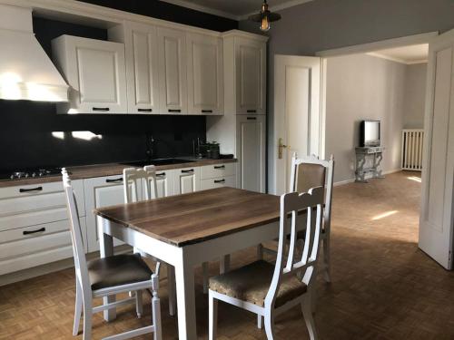 Casetta in piazza nel paese dei ciliegi — 4-Star Luxury Hotel in Ceresara, Italy