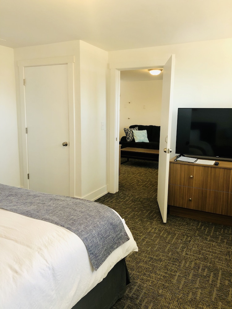 Blue Sage Inn & Suites - photo 11