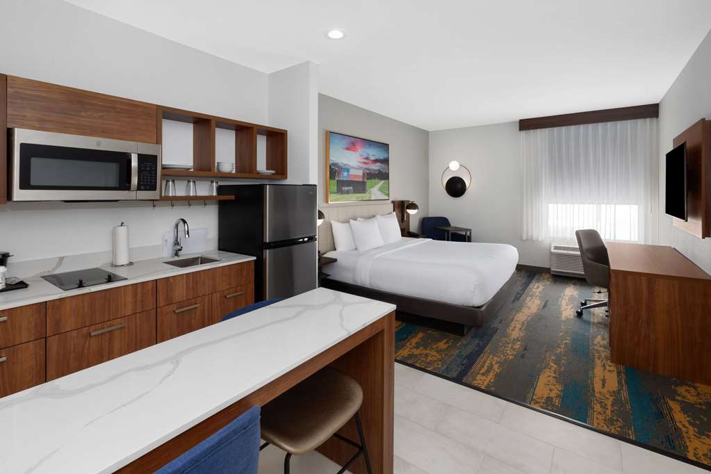 La Quinta Inn & Suites by Wyndham San Antonio at the RIM - photo 28