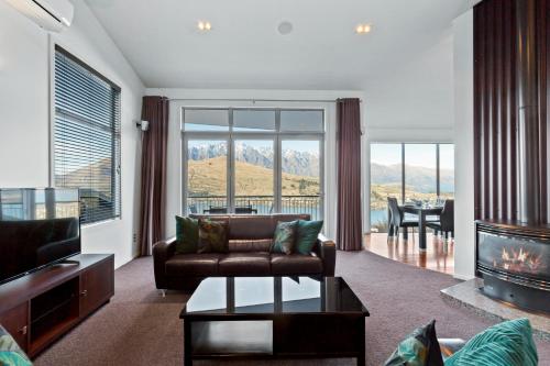 Paradise Peaks Queenstown Holiday Home — 4-Star Luxury Hotel in Queenstown, New Zealand