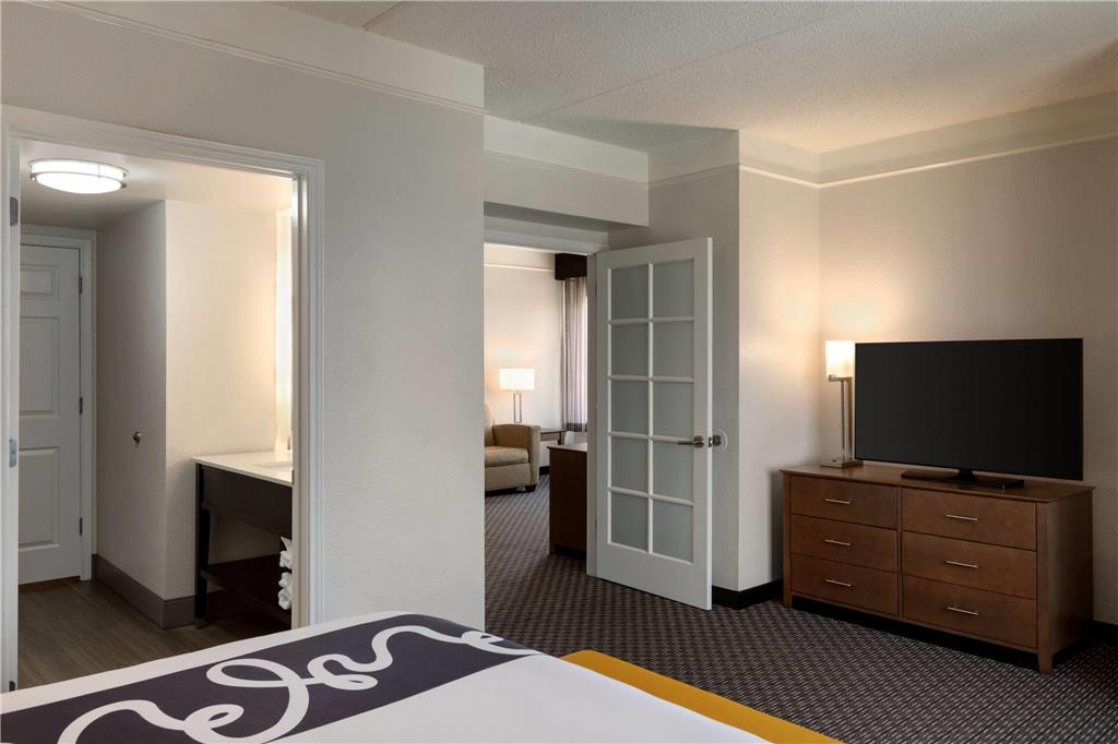 La Quinta Inn & Suites by Wyndham Arlington North 6 Flags Dr - photo 34