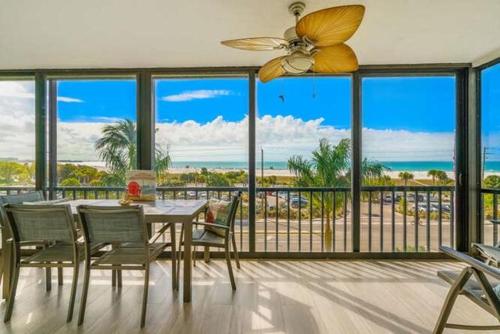 Crescent Royale Condominiums 4C — 4-Star Luxury Hotel in Siesta Key, United States