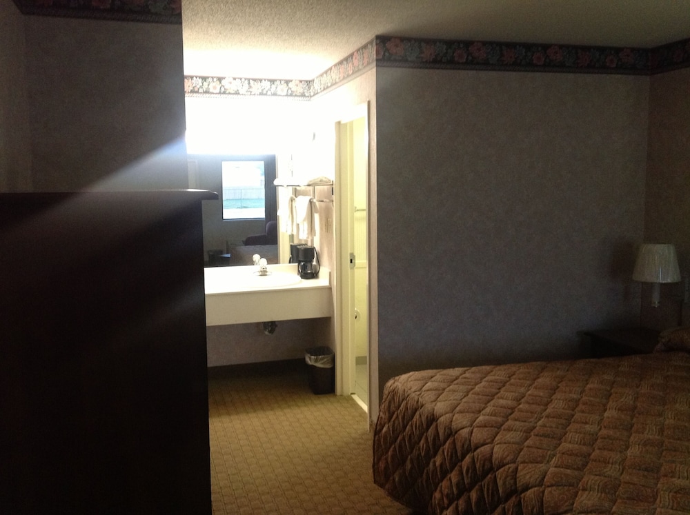 Colonial Inn & Suites Airport Graceland - photo 7
