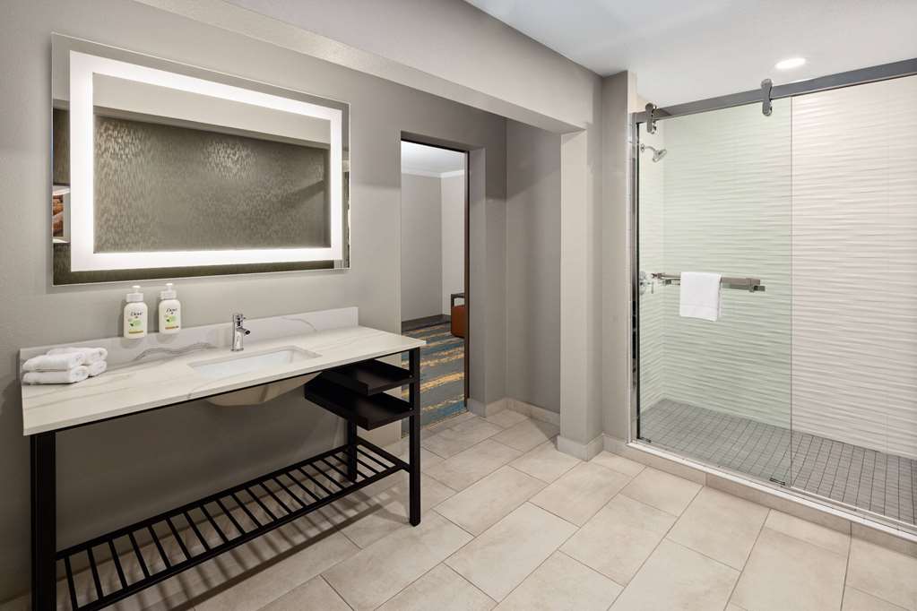 La Quinta Inn & Suites by Wyndham Yakima Downtown - photo 37