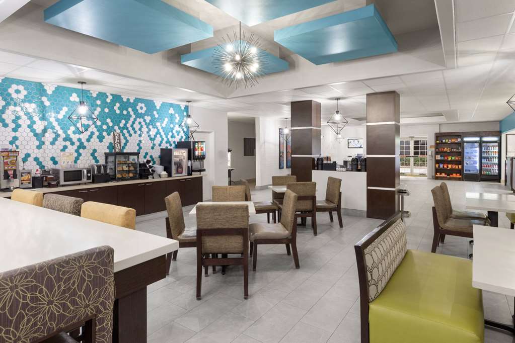 La Quinta Inn & Suites by Wyndham Angleton - photo 58