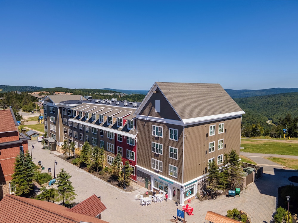 Expedition Station - carbon neutral hotel in Unknown City