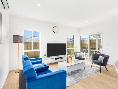 Brand New Comfy Home 4Bedroom designer furniture — 4-Star Luxury Hotel in Springfield Lakes, Australia