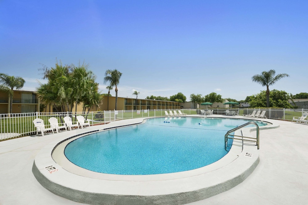 Howard Johnson by Wyndham Winter Haven FL - photo 52