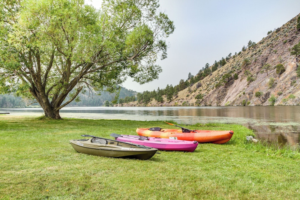 Riverfront Helena Retreat w Small Dock Kayaks — hotel in Helena