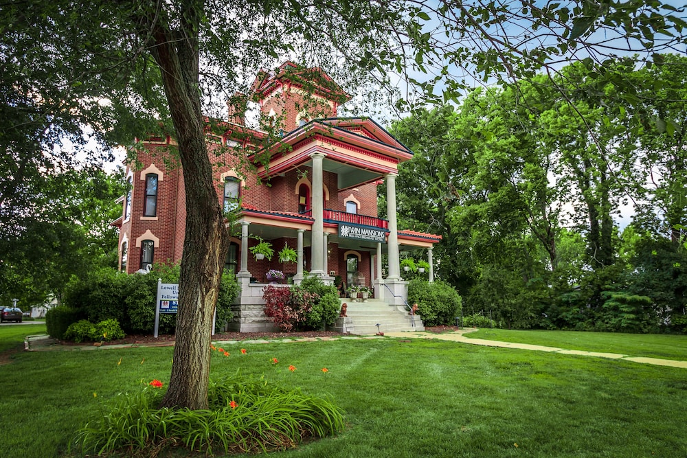 Lyons Twin Mansions — 4-Star Luxury Hotel in Fort Scott, United States
