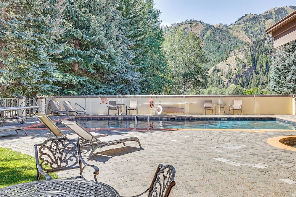 2 Mi To Sun Valley Resort Walkable Condo — Ketchum
