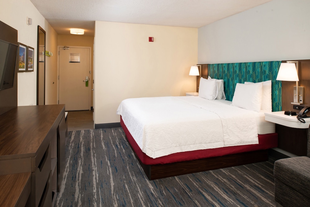 Hampton Inn Greensboro Airport - photo 9
