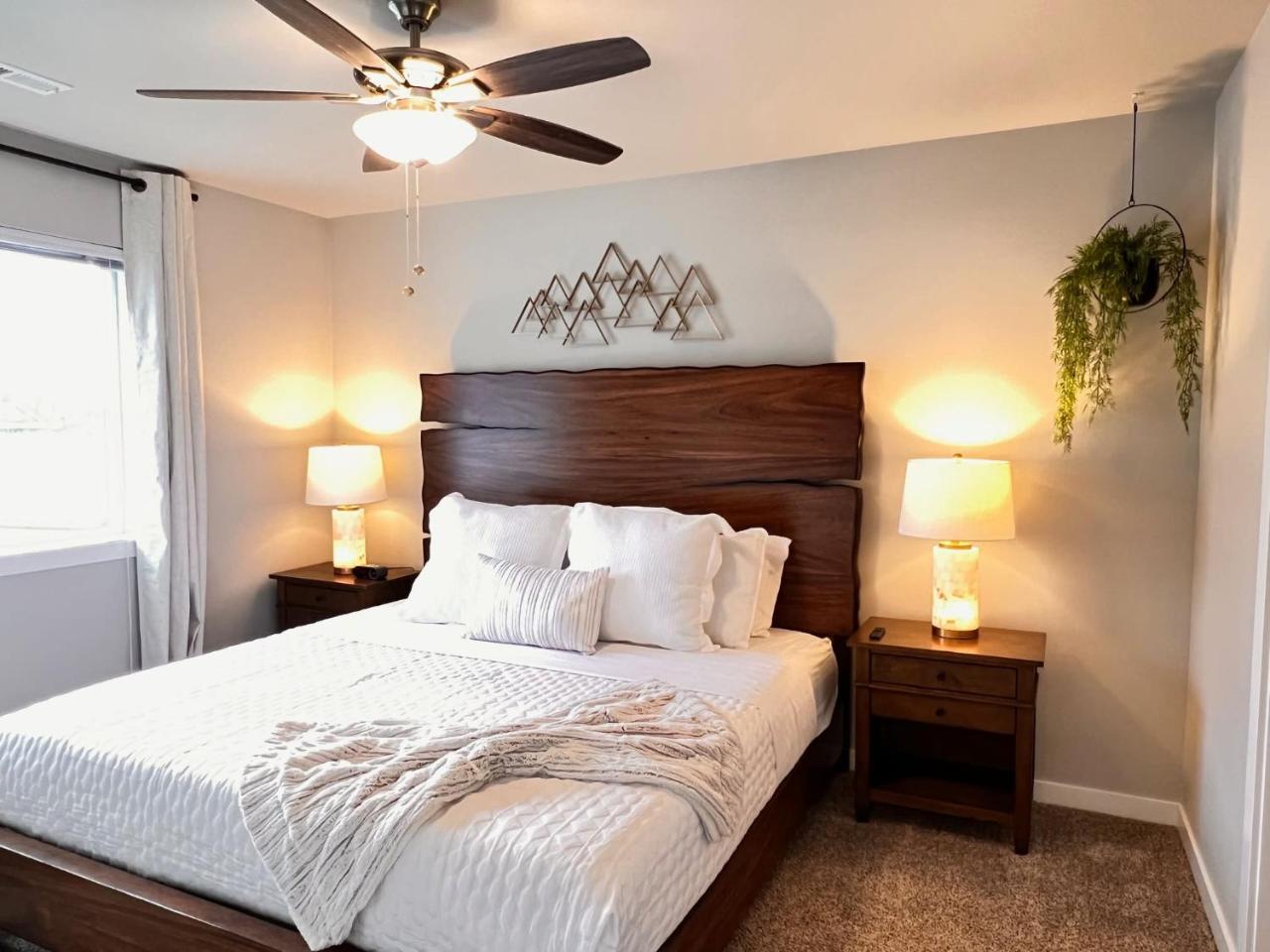 Modern Style King Bed Free Wi Fi With Garage — Spokane Valley