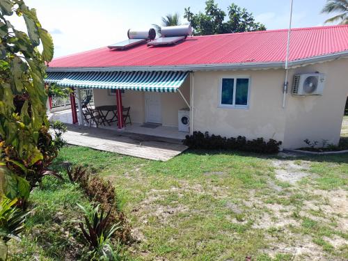 Sunset - carbon neutral hotel in Sainte-Anne