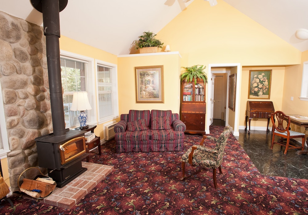 Hearthstone Elegant Lodge by the River - photo 10