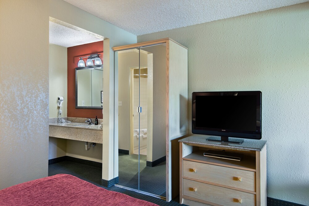 Oxnard Inn Lancaster - photo 22