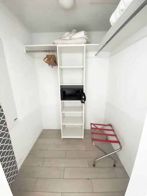 Studio with 2 Full Beds Your Beach Base in the City — 4-Star Luxury Hotel in Hallandale Beach, United States