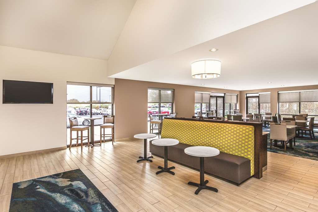 La Quinta Inn & Suites by Wyndham Philadelphia Airport - photo 7