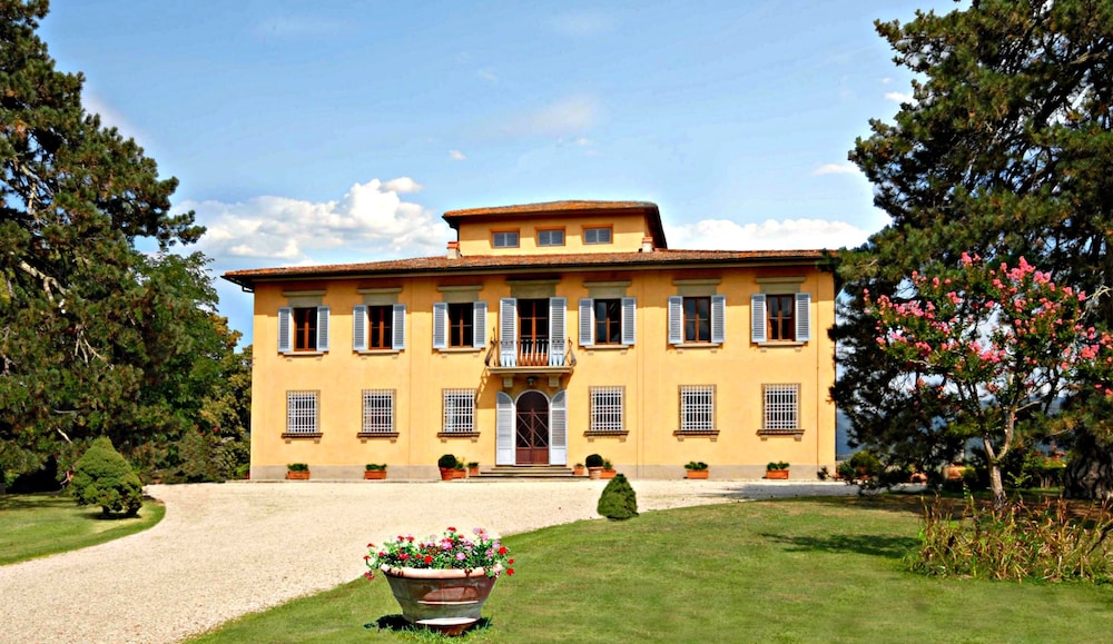 Villa I Delfini — 4-Star Luxury Hotel in Vicchio, Italy