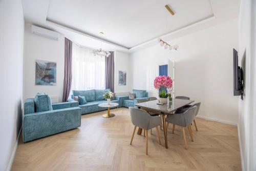 Luxe & Charm 3Bedroom Residence by Prestige Homes — 4-Star Luxury Hotel in Budapest, Hungary