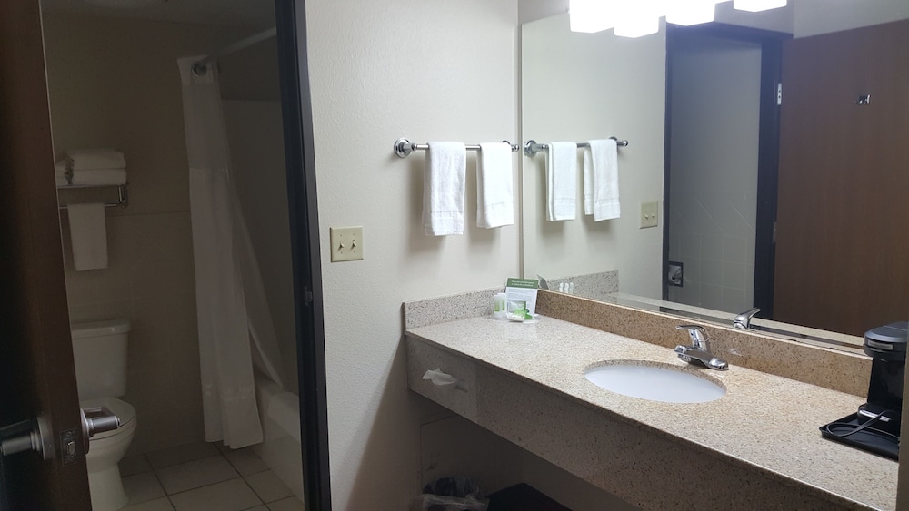 AmericInn by Wyndham Muscatine - photo 34