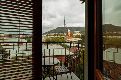Chic 2BR Center Apt with View By Wehost