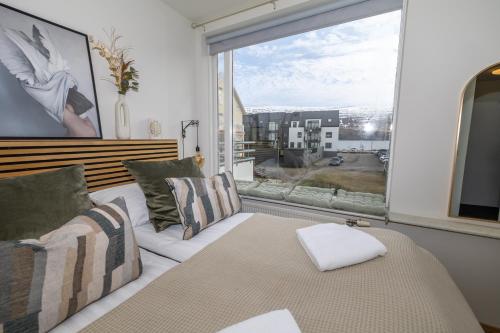 LL Properties H81 Charming Deluxe Apartment