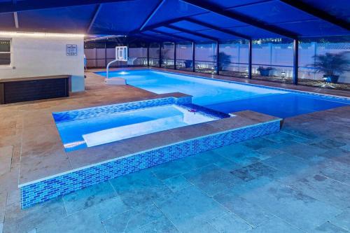 Villa Kailāsa Pool 6min drive to the Beach — 4-Star Luxury Hotel in Bay Pines, United States