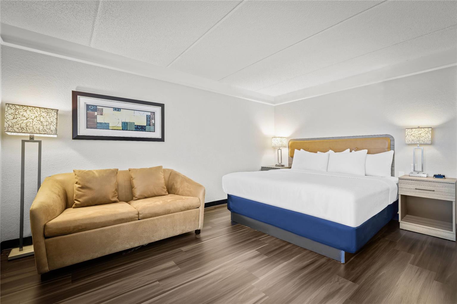La Quinta Inn & Suites by Wyndham Miami Airport West - photo 19