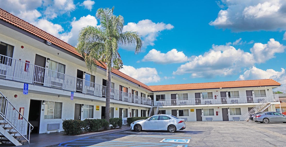 Hawthorne Plaza Inn — Hawthorne