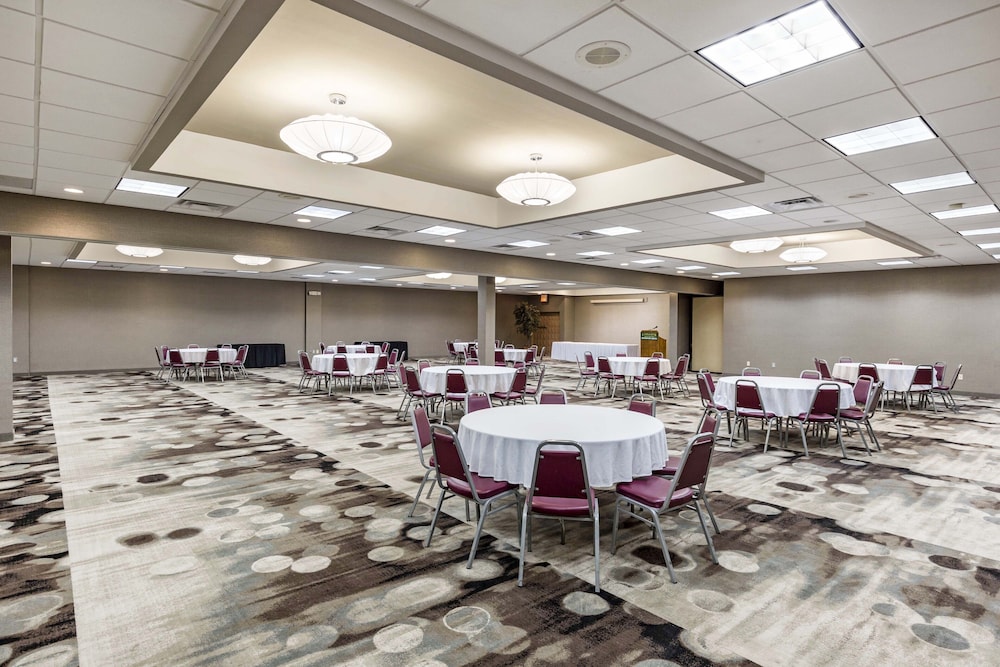 Lamplighter Inn & Suites North - photo 39