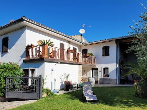 Casa Rustica con giardino — 4-Star Luxury Hotel in Caprino Veronese, Italy