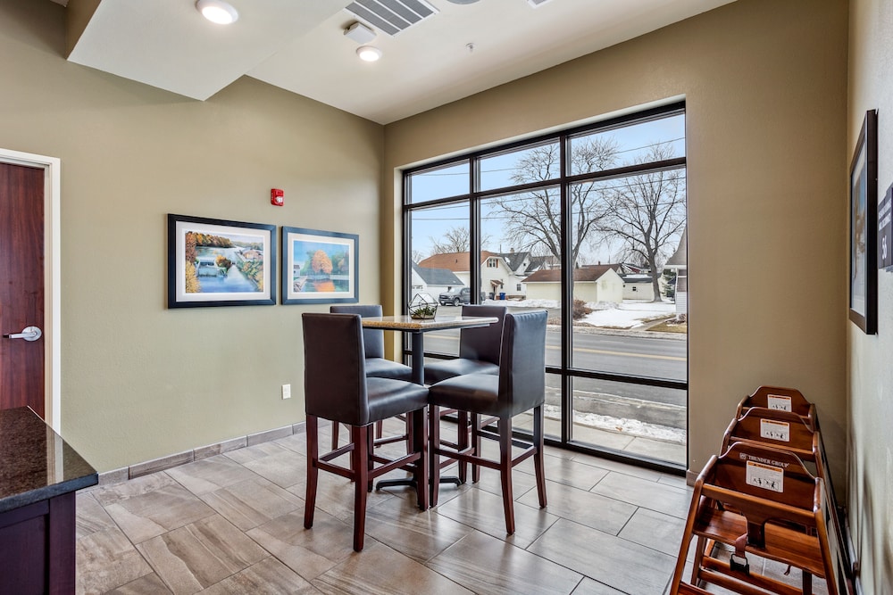 Cobblestone Hotel & Suites Little Chute - photo 40