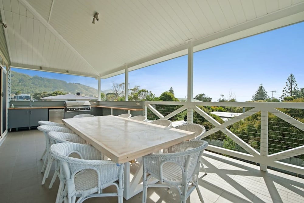 Apollo Bay Oceanview Mountain Retreat Pet Friendly EV station Fireplace — 4-Star Luxury Hotel in Apollo Bay, Australia