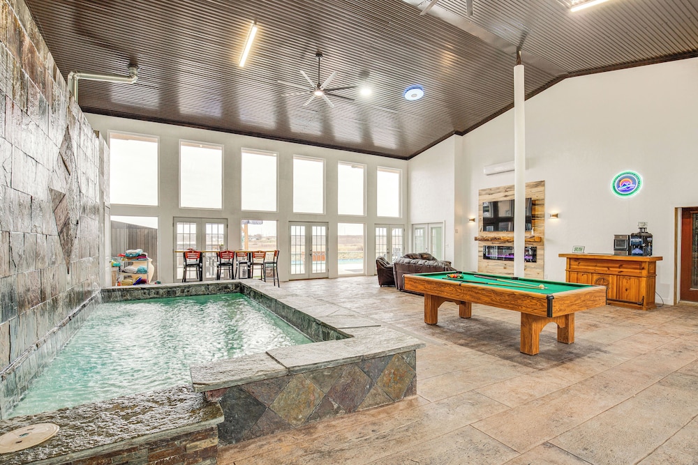 Hot Tub and Sauna Lakefront Wichita Falls Home — 4-Star Luxury Hotel in Wichita Falls, United States