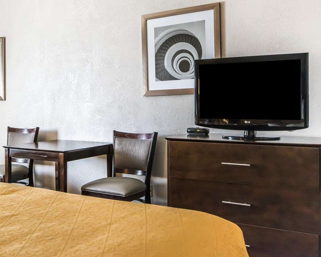Quality Inn & Suites University Airport - photo 7