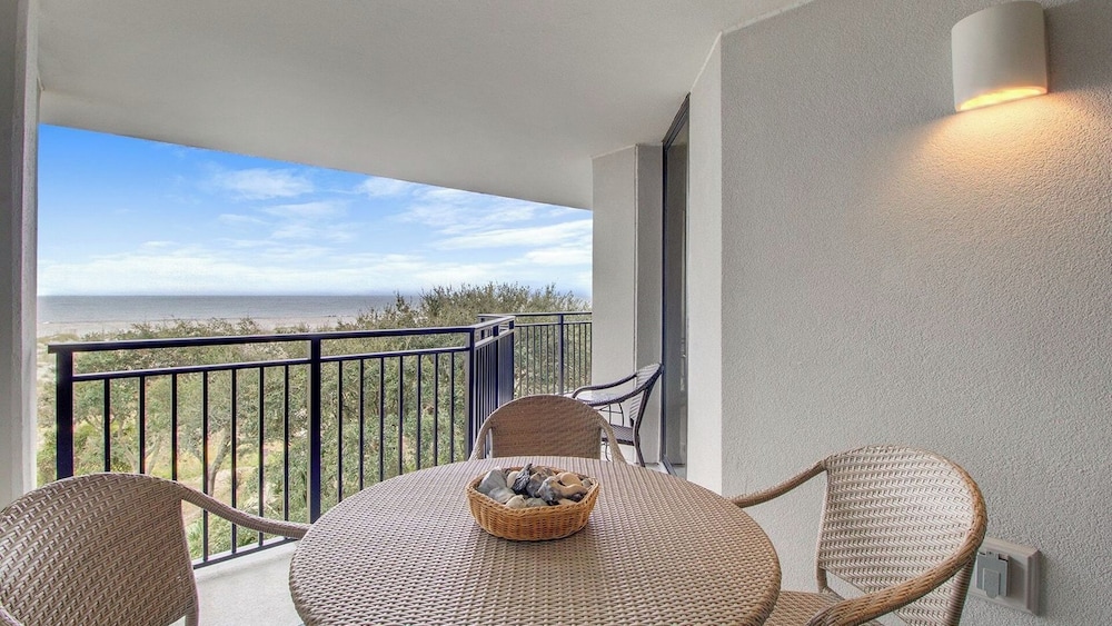 322 D Shipwatch by Avantstay Community Pool Access & Close to Beach — 4-Star Luxury Hotel in Isle Of Palms, United States