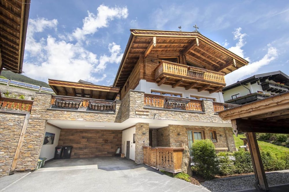 Nationalpark Chalet Weissspitze — 4-Star Luxury Hotel in Neukirchen Am Grossvenediger, Austria