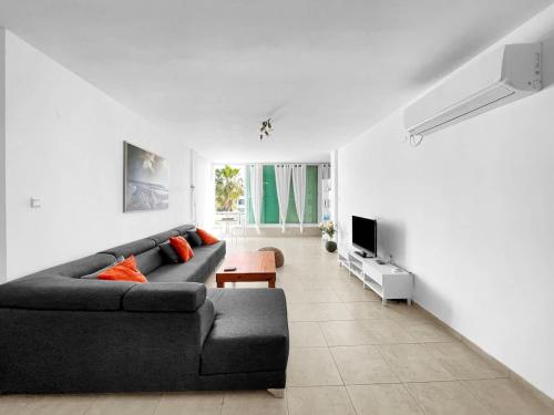 Elegant Beachside Apartment — 4-Star Luxury Hotel in Herzliya, Israel