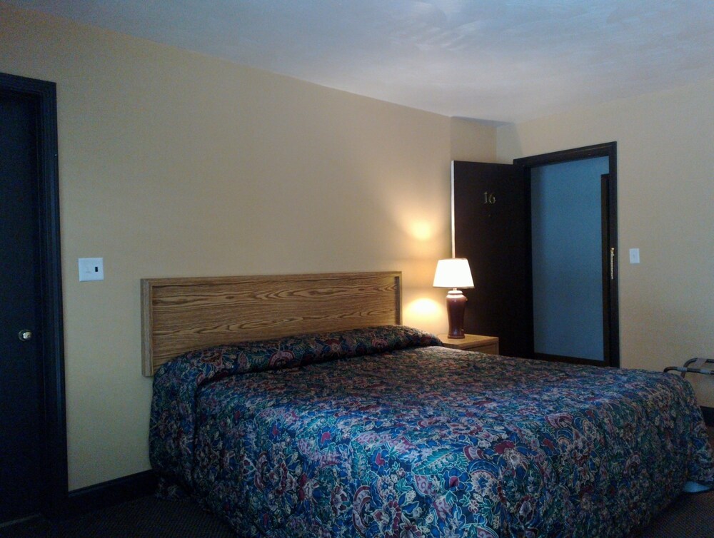 Colonial Inn Motel - photo 8
