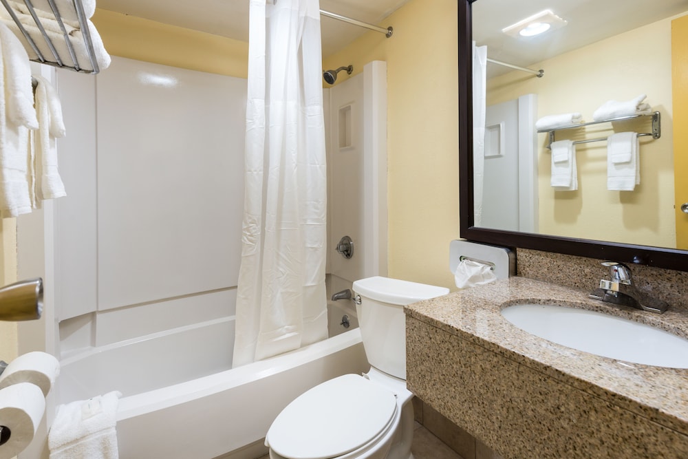 Quality Inn & Suites Cincinnati Uptown Norwood - photo 25