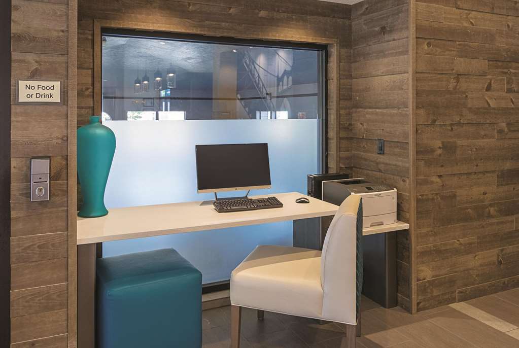 La Quinta Inn & Suites by Wyndham Portland NW - photo 32