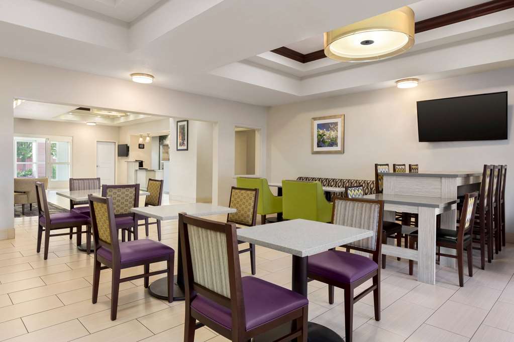 La Quinta Inn & Suites by Wyndham Fresno Northwest - photo 62