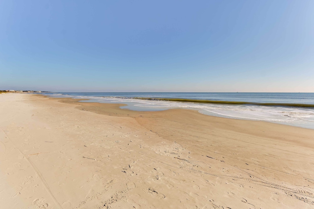 Walk to Beach: Hilton Head Resort Condo w Pools - photo 2