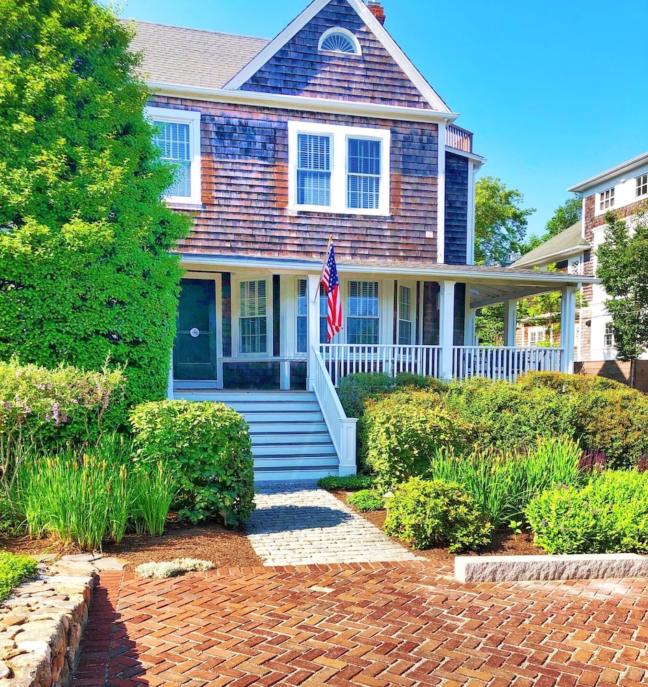 Crocker Inn - carbon neutral hotel in Vineyard Haven