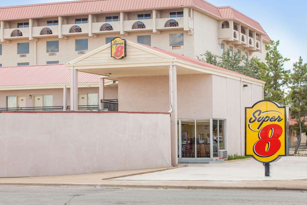 Super 8 by Wyndham Lubbock Civic Center North - photo 2