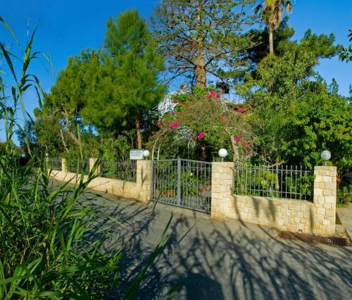 Villa Anna — 4-Star Luxury Hotel in Palaiochora, Greece