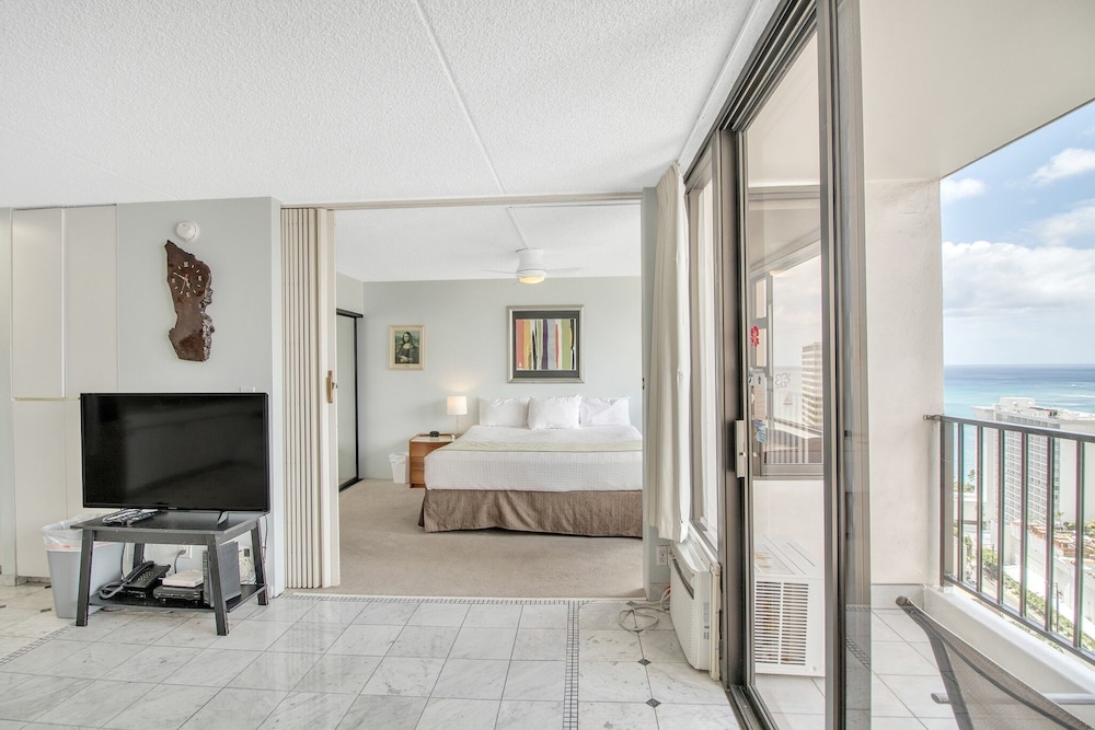 High Rise Ocean View Waikiki Condo FREE Parking & Wi Fi by Koko Resort Vacation Rentals - photo 5