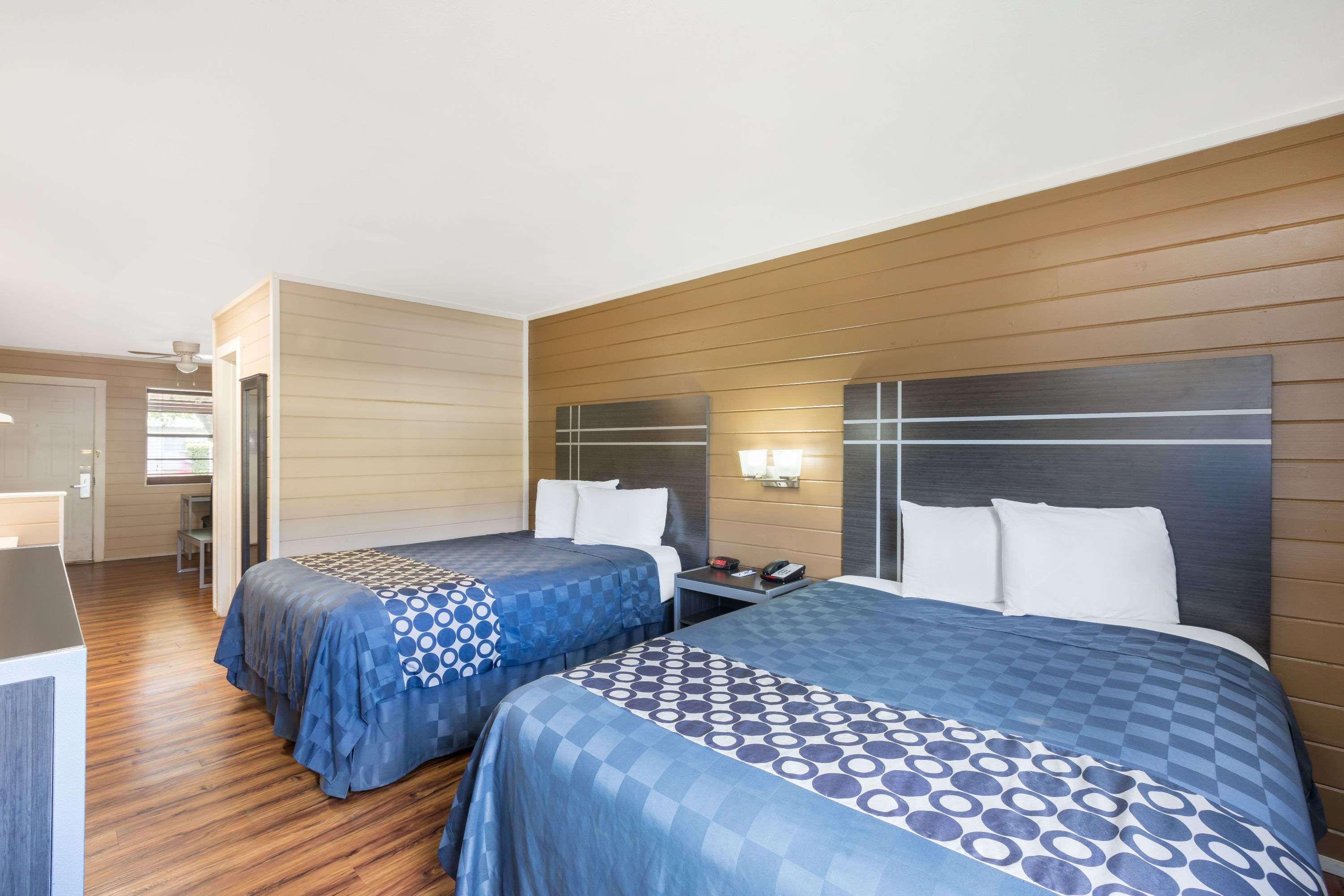 Travelodge Inn and Suites by Wyndham San Antonio Airport - photo 4