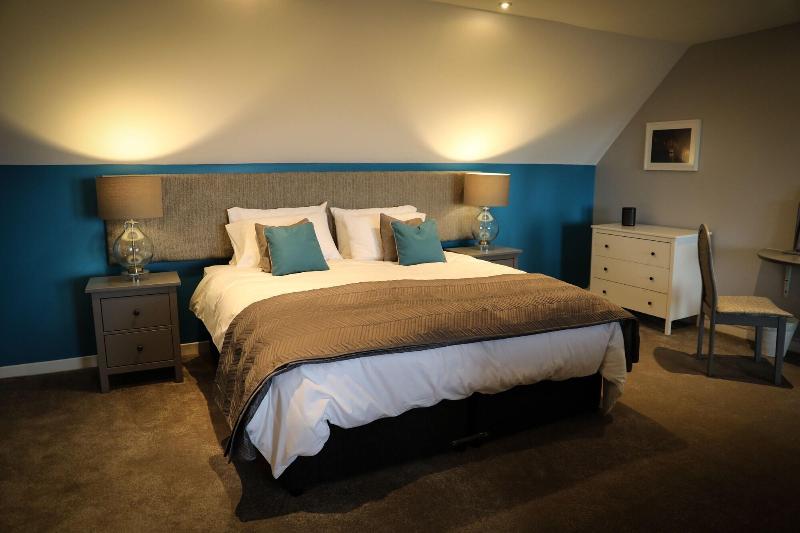 Bay and Bridge near Edinburgh — 4-Star Luxury Hotel in Dunfermline, United Kingdom